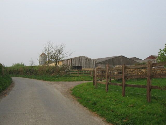 Approaching Lipgate Farm A view looking to the northeast along Hassock's Lane towards the entrance to Lipgate Farm.