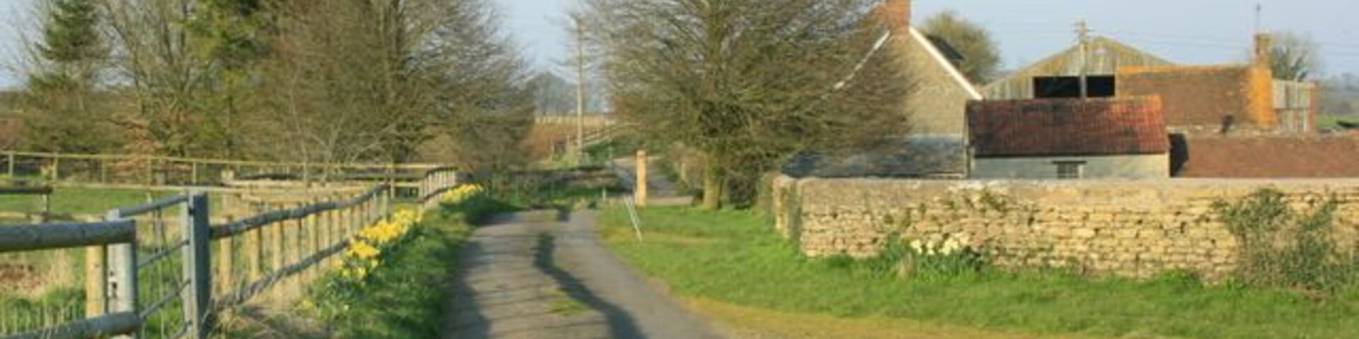 Pinkwood Lane passes Batt's Farm The lane makes a rightangle turn to the left and becomes Hutchin's Lane. A bridle path goes straight on.