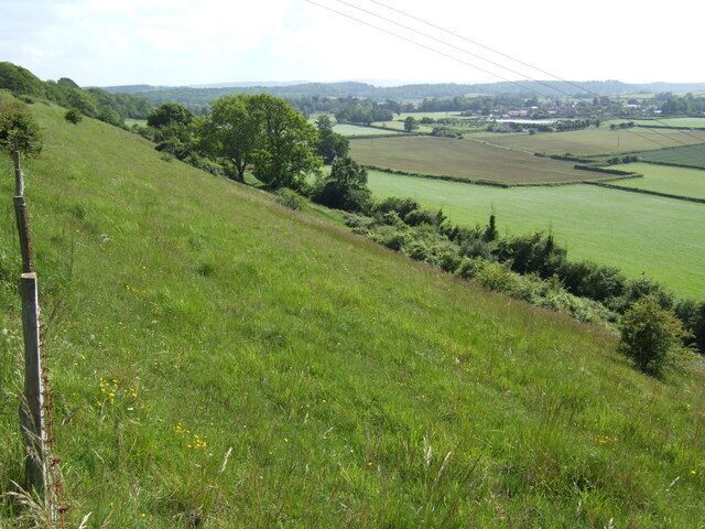 Fine view over Milborne Port In the right distance, just within the gridsquare, are the glasshouses of Wheathill Garden Centre.