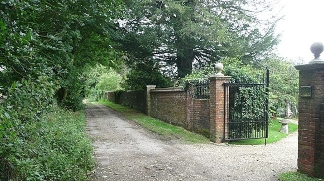 Byway past Middleton Farm This byway is used by both the Monarch's Way and the Clarendon Way.