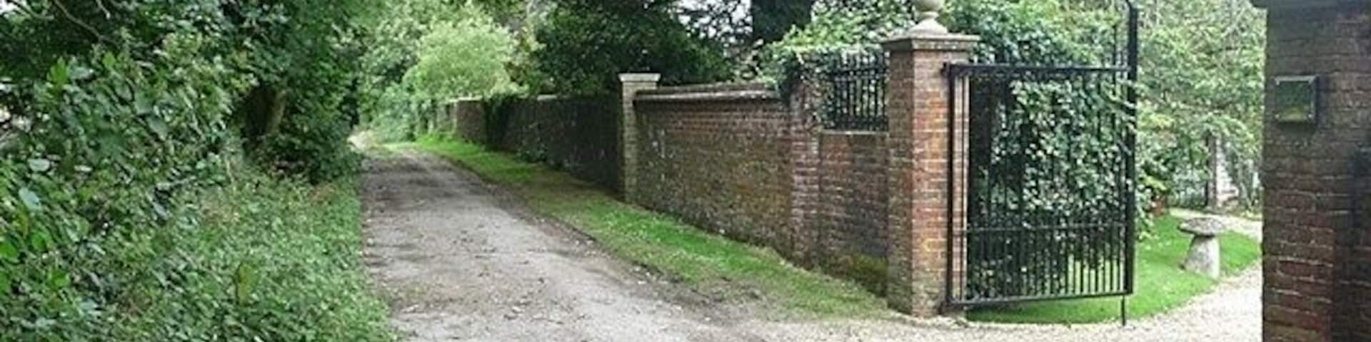 Byway past Middleton Farm This byway is used by both the Monarch's Way and the Clarendon Way.