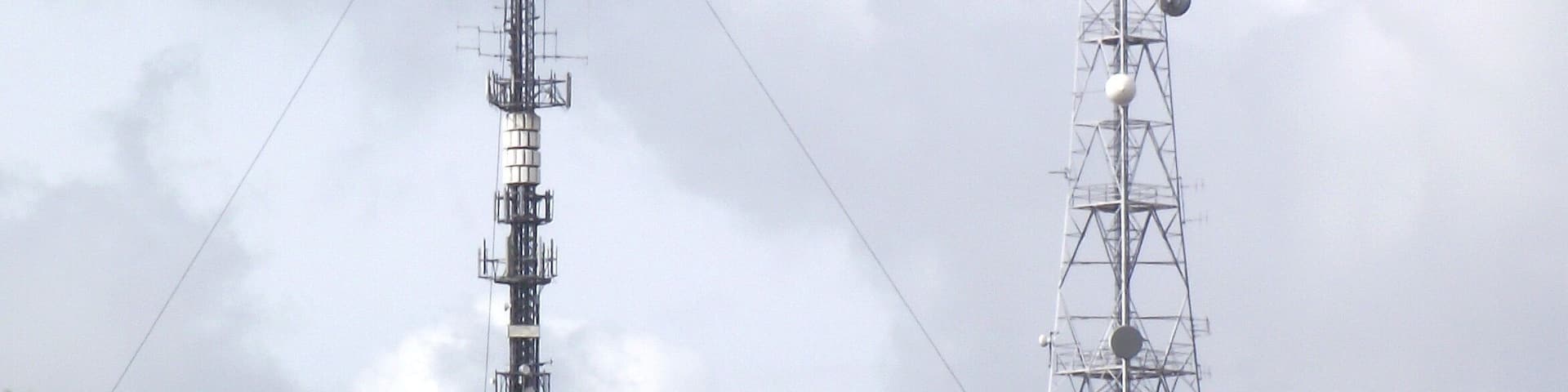 en:Beacon Hill transmitting station, Devon, England. Camera location 50° 26′ 48.55″ N, 3° 36′ 47.3″ W View this and other nearby images on: OpenStreetMap - Google Earth 50.446820; -3.613140