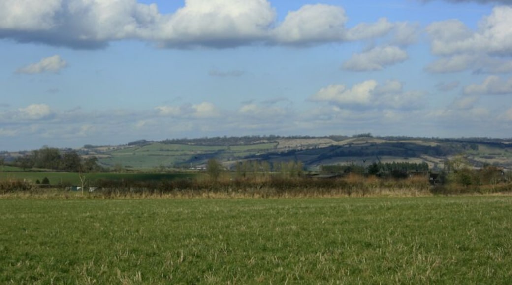 East of north from a field near Marksbury A fairly uninteresting pasture in the foreground gives way to a view over the Avon Valley. Do you have 20/20 vision? You may be able to see Kelston Round Hill ST7167 about a quarter of the way out from the right hand edge, though it is pretty well lost against the backdrop of Lansdown.