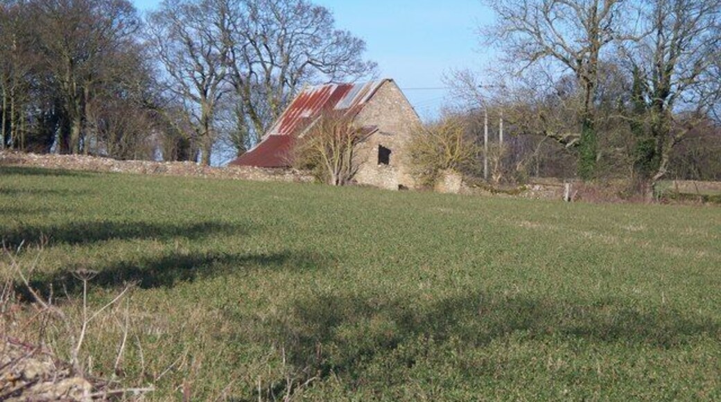 Field barn This rather dilapidated barn is alongside the minor road to the B4068.