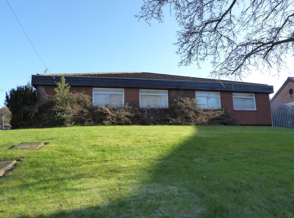 Sharing a building with the doctors/health centre, this library is just open 2 sessions a week (and was closed when I passed by)