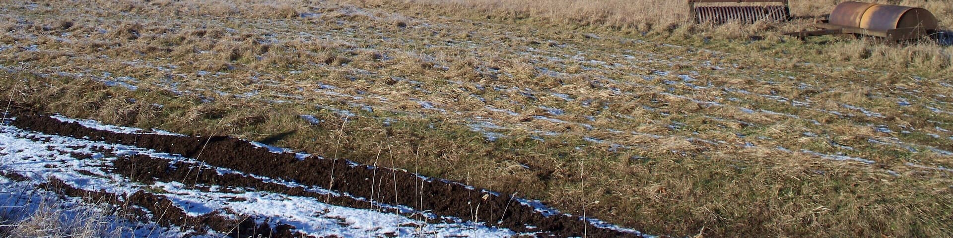 Path to Hinchwick Manor The track, a little to the south of the right of way, has been used as the footpath to this point. The track now curves away to the left whilst the footpath follows the tree line. The wood enjoys the unusual name of 'Hans Brake'.