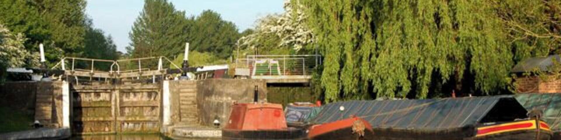 Narrowboats below Shop lock, Itchington