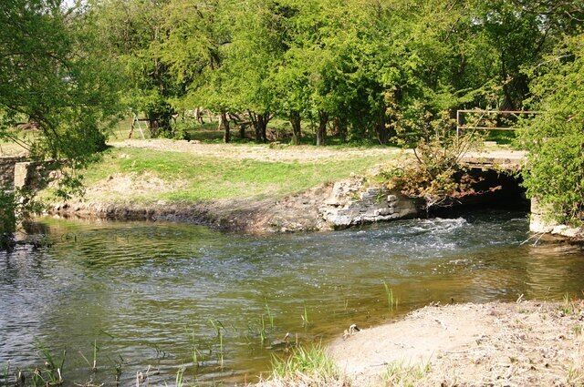 River Thame River Thame emerges from a weir by the Thame Valley Walk