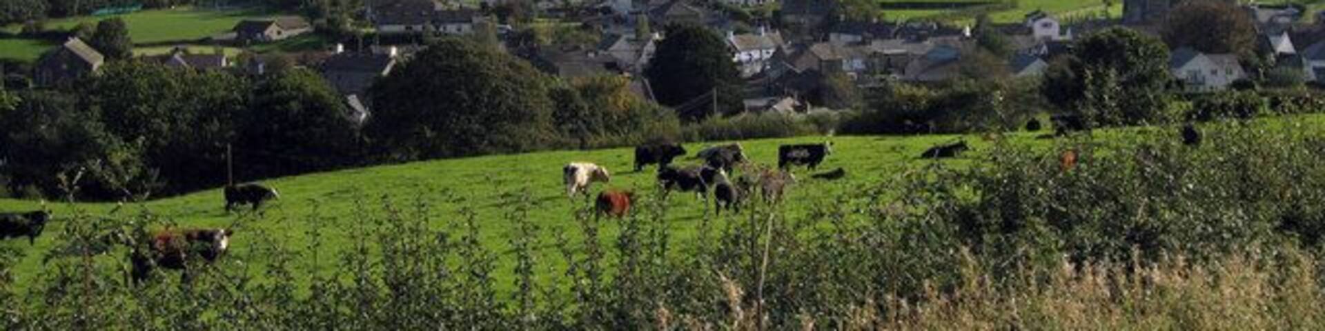 Pentref Llansannan Edrych tros Llansannan ym mis Medi. The village of Llansannan in September.