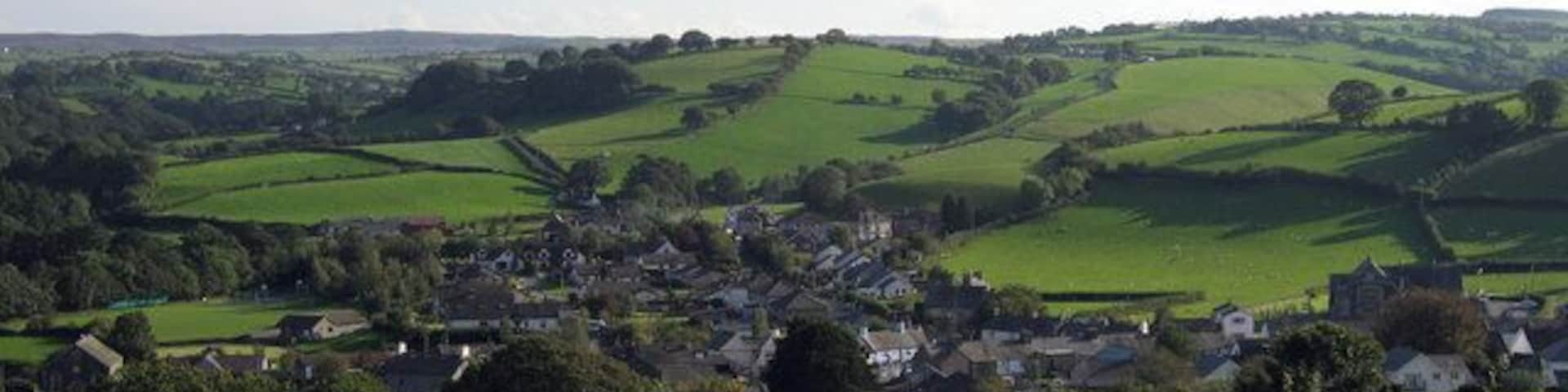 Pentref Llansannan Edrych tros Llansannan ym mis Medi. The village of Llansannan in September.