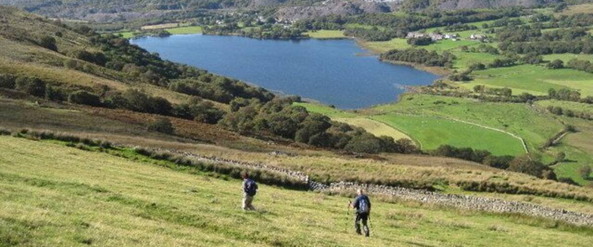 Un lago rodeado de colinas y campos.