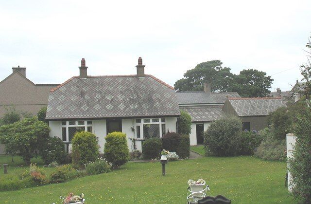 A work of art - a bungalow in Heol Buddug with a decorative slate roof Contrary to what many think, slate comes in a variety of colours. Many of the colours occurring in the Caernarfonshire Slate Belt are represented on these roofs.