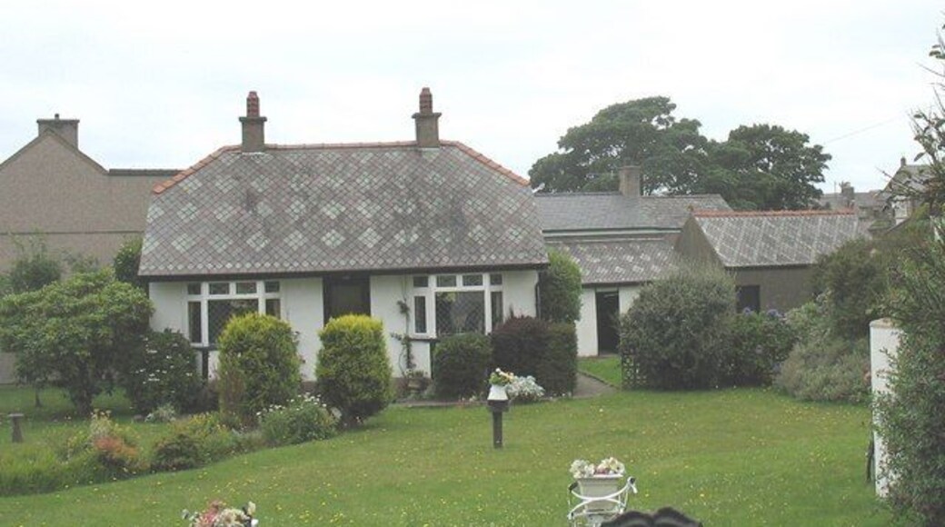 A work of art - a bungalow in Heol Buddug with a decorative slate roof Contrary to what many think, slate comes in a variety of colours. Many of the colours occurring in the Caernarfonshire Slate Belt are represented on these roofs.