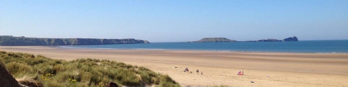Rhossili beach is so beautiful! Hoping to make it there for a weekend trip again this year! :)
