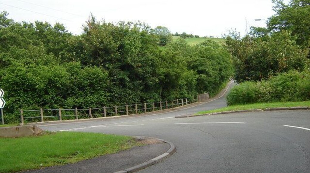 Junction of link road with the A4061 This link road links the A 4061 with the A4093, and certainly makes more sense than to try to turn left just up the road!
