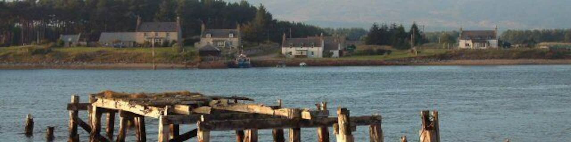 Ruined pier near Skelbo This pier was once used by a ferry across Loch Fleet to Littleferry, on the north bank.