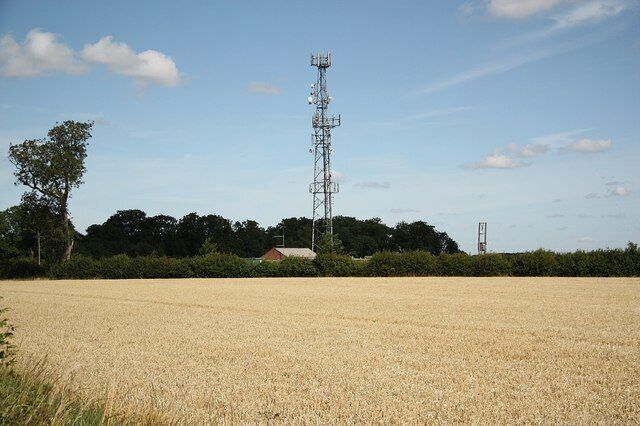 Leadenham Heath transmitter mast. Aerial on the cliff above Leadenham.