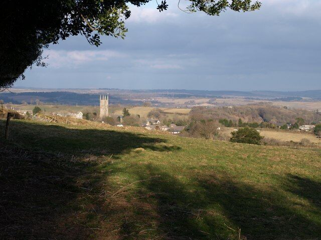 Approaching Lanlivery Footpath 406/2/1 (classified gold, and easy enough to follow) is descending an increasingly steep hillside, and passes from this field through the gap in the bank by the ineffective gate on the extreme left. Lanlivery church, a couple of ridges away, is in SX0759.