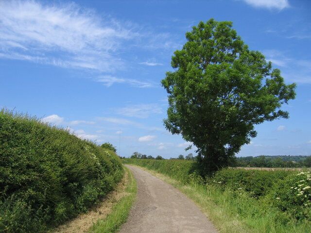 Byway to Kineton. Looking along the now dead-end track from Kineton that turns into 184789 and then used to continue on through to Radway and 184796 before RMD Kineton was built.