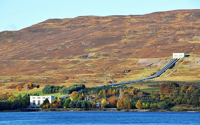 Rannoch Power Station On the north shore of Loch Rannoch. This is part of the Tummel-Garry Hydroelectric Scheme. The high pressure pipeline brings water via tunnel from Loch Ericht and aqueducts on the north side of Loch Rannoch. Installed capacity 48MW, operating head 512 feet.