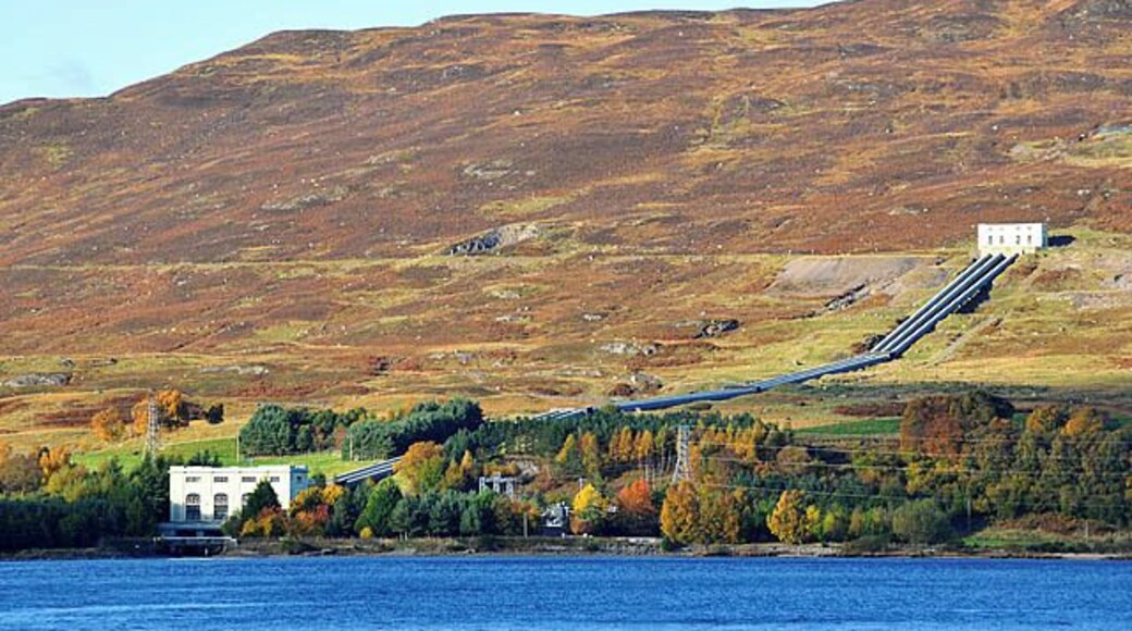 Rannoch Power Station On the north shore of Loch Rannoch. This is part of the Tummel-Garry Hydroelectric Scheme. The high pressure pipeline brings water via tunnel from Loch Ericht and aqueducts on the north side of Loch Rannoch. Installed capacity 48MW, operating head 512 feet.