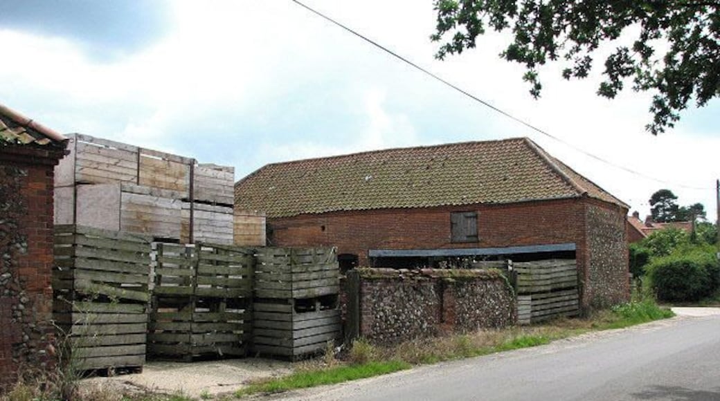 The Street past Manor Farm Kettlestone & Pensthorpe Parish has about 160 residents on the electoral roll, with the majority of parishioners living in Kettlestone village; one of the smaller villages in the district, it covers an area of 480 hectares. The main thoroughfare through the village is The Street; it is lined by 18th and 19th century brick houses and cottages.