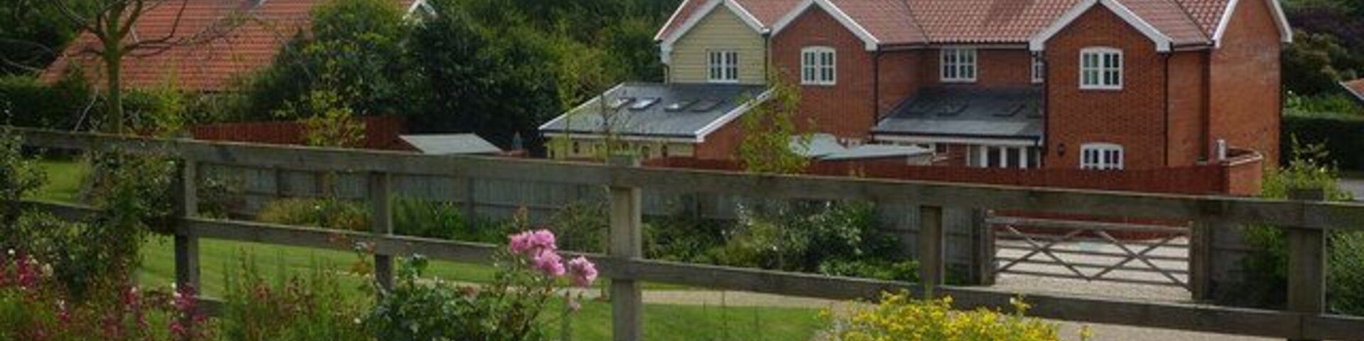 Village garden area, Kettleburgh A most attractive green with gardens behind the houses on The Street.