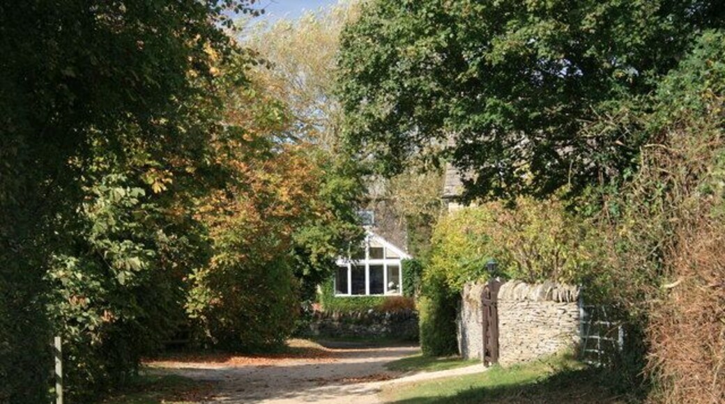 End of the bridleway The bridleway from the old railway line reaches Alvescot.