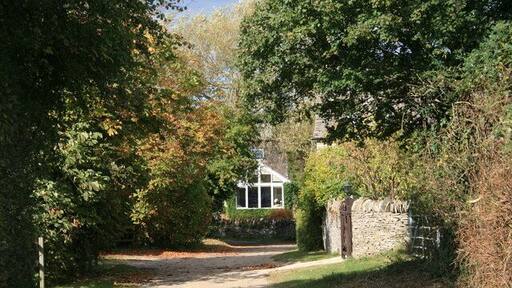 End of the bridleway The bridleway from the old railway line reaches Alvescot.