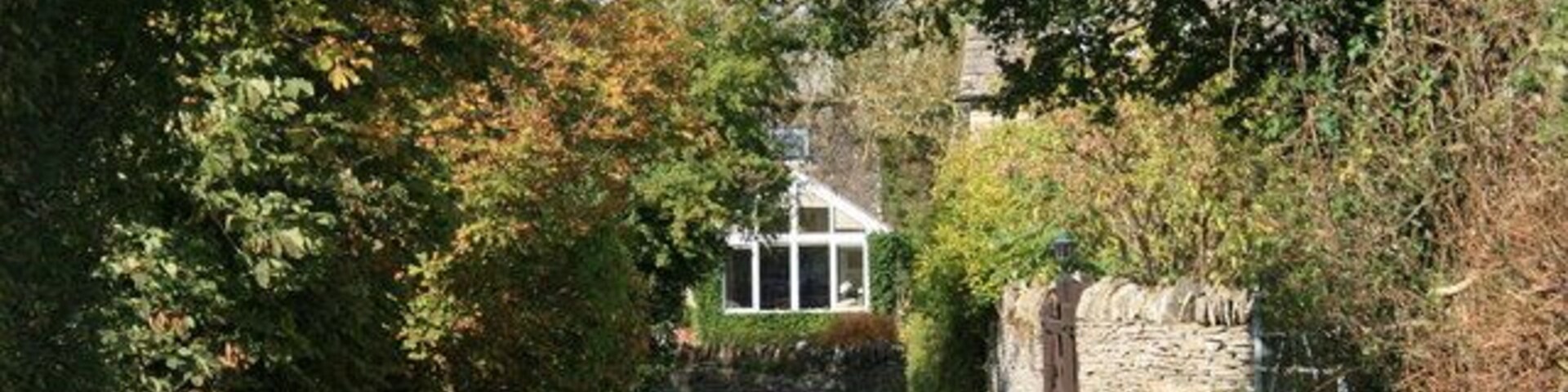 End of the bridleway The bridleway from the old railway line reaches Alvescot.