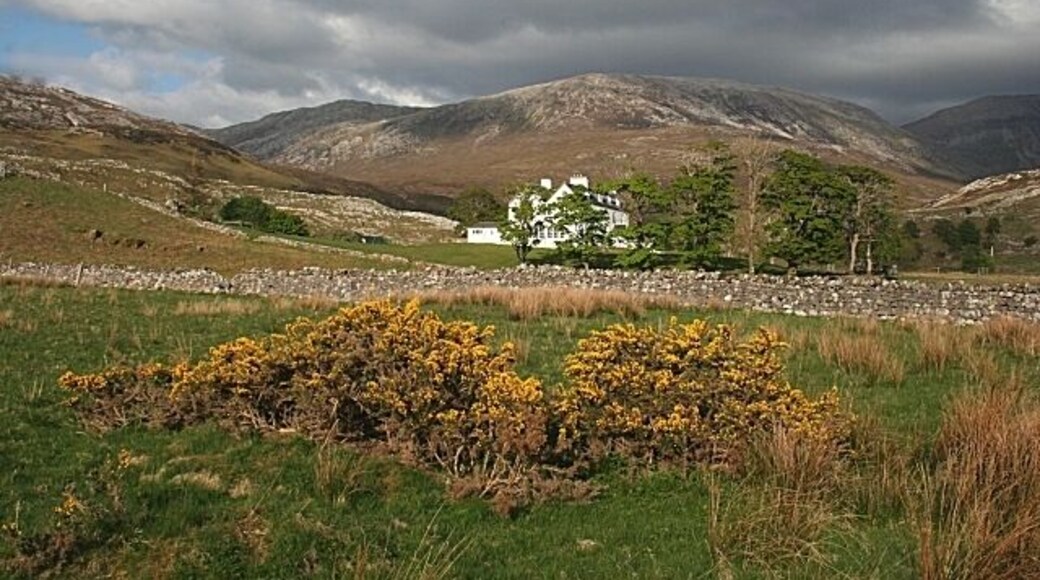Inchnadamph Lodge The lodge is run as a field centre and hostel. As well as dormitories it has some normal bedrooms, and there are also self-catering cottages. It is very popular with parties of geology students and naturalists.