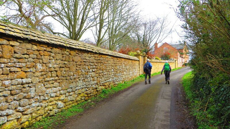 Vallanders Lane, Ilmington. The wall on the left is the boundary to Ilmington Manor.