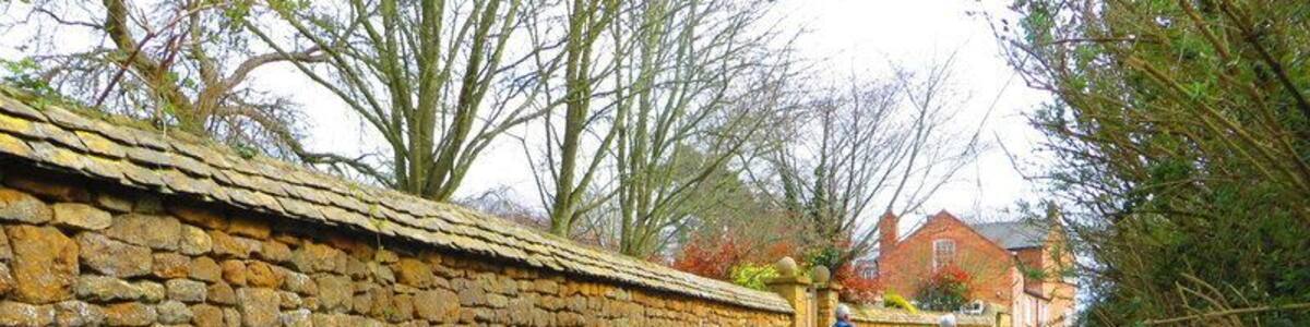 Vallanders Lane, Ilmington. The wall on the left is the boundary to Ilmington Manor.