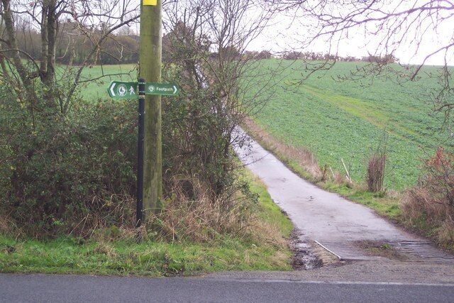 Not the Greensand Way This footpath marker on Etchden Road, shows the long distance path heading up the access road to Goldwell (and to a bridleway to Great Chart). The other section of the path heads along the road. This is all incorrect as the path heads from Godinton Park to Great Chart. As shown on OS Maps.