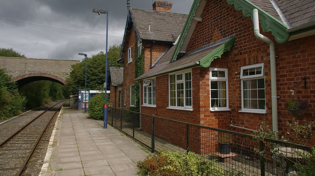 Hopton Heath railway station, looking north.