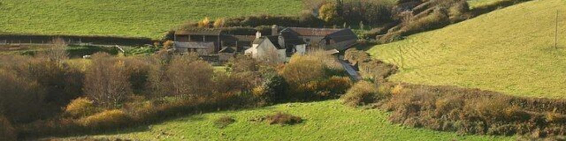 Shuttaford from Magpie Hill. A view of the farm also shown in 1053919.