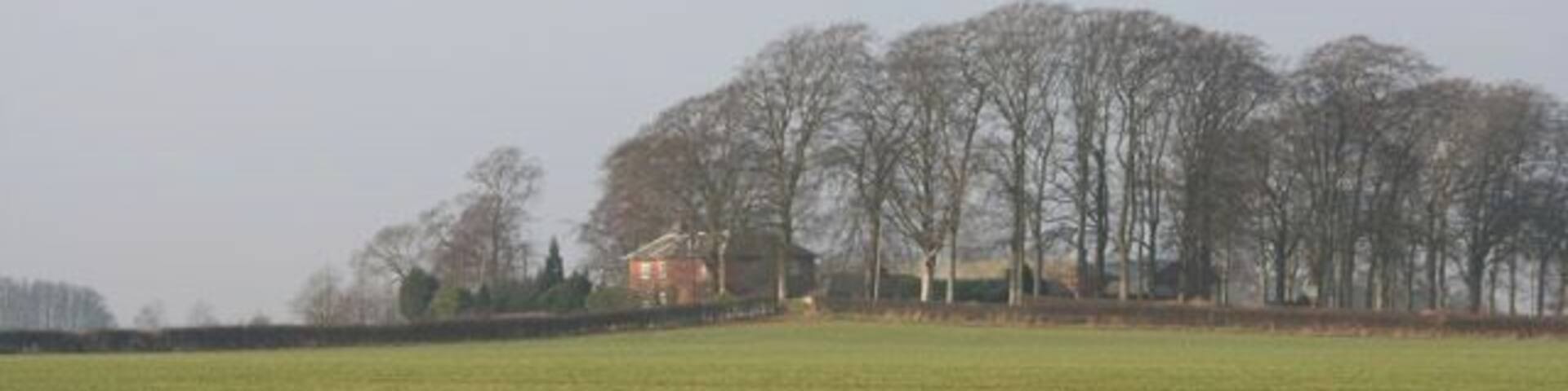 Farmland near Grantham. Wealdmore Lodge Farm is the only building in this square. It sits at the top of Swine Hill.