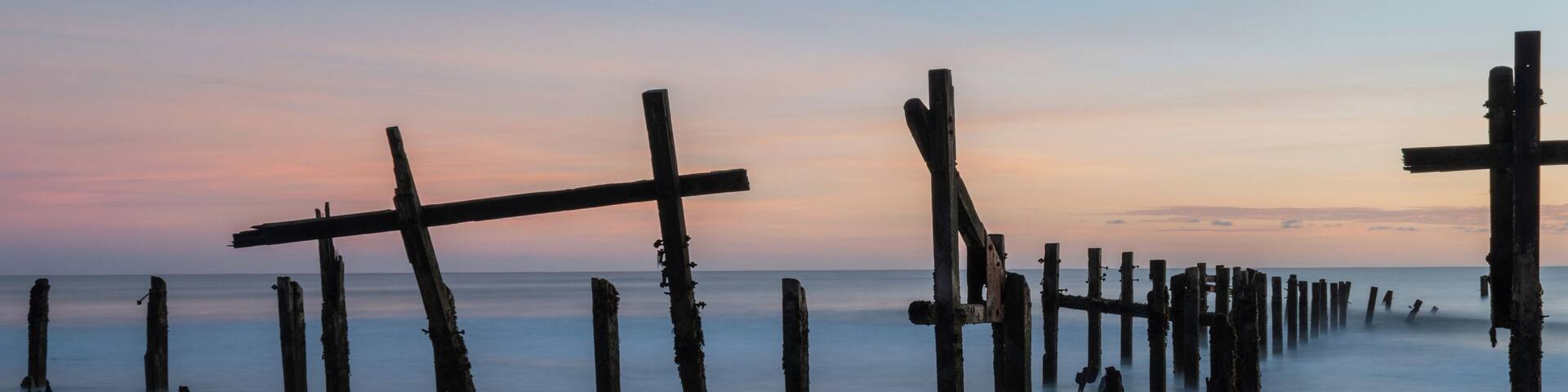 park in the beach carpark. walk down slope to beach, turn left and walk for 5 minutes. Be very careful as you can get trapped very quickly by the incoming tide.