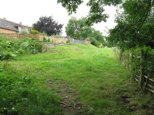 On the edge of Hallow The footpath junction at the rear of Hallow's easternmost housing and the old burial ground.