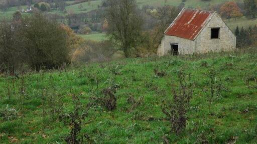 Cotswold stone barn, Witcombe Cotswold stone barn on the Witcombe Park, just below Witcombe Wood.