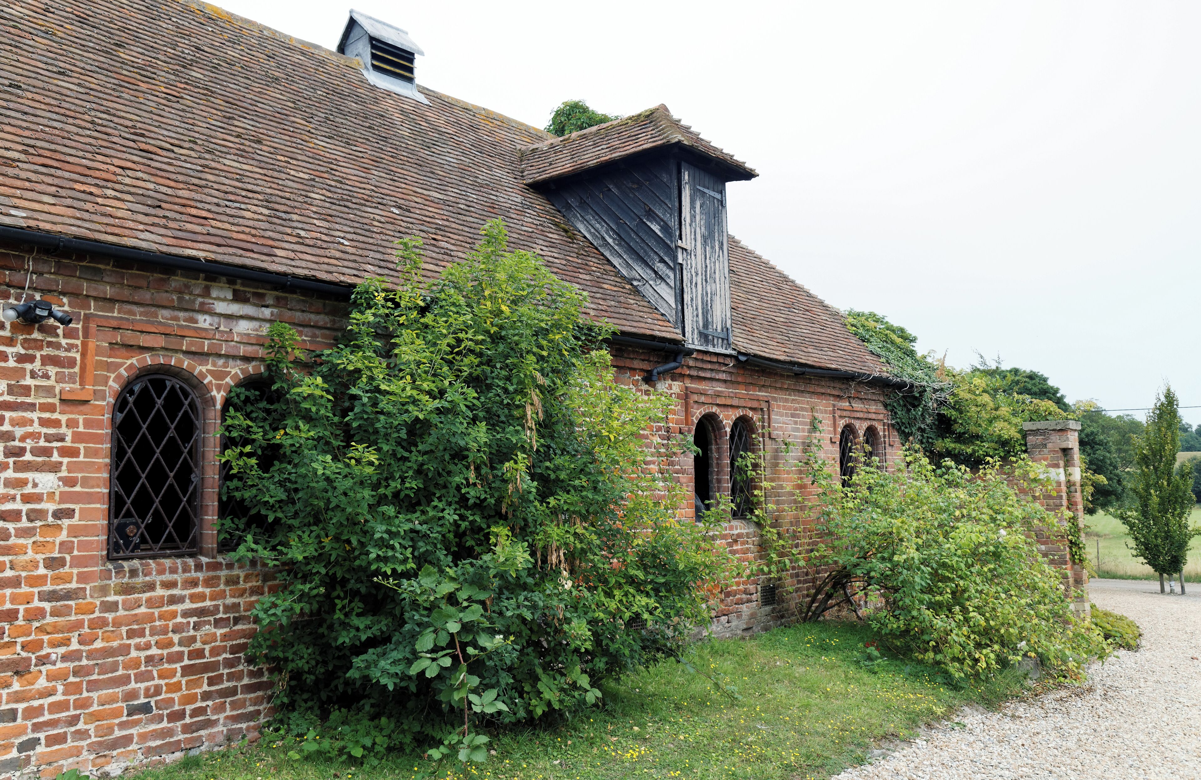 Private entrance beside barn leading to Goodnestone Park at Goodnestone village in the Dover district of Kent, England. Software: RAW file lens-corrected, optimized and converted to JPEG with DxO OpticsPro 10 Elite, and likely further optimized and/or cropped and/or spun with Adobe Photoshop CS2.