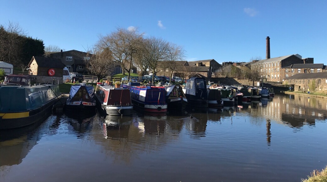 Lovely scenery on a walk down the canal towpath between Marple and Whaley Bridge