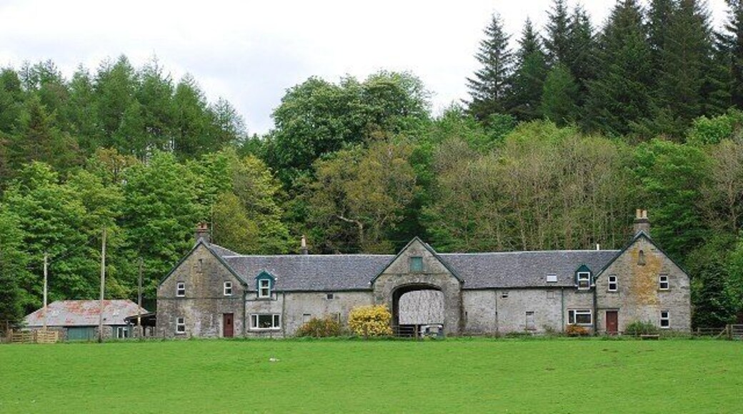 Farm buildings Built in the traditional square pattern, these buildings include farm-workers cottages.
