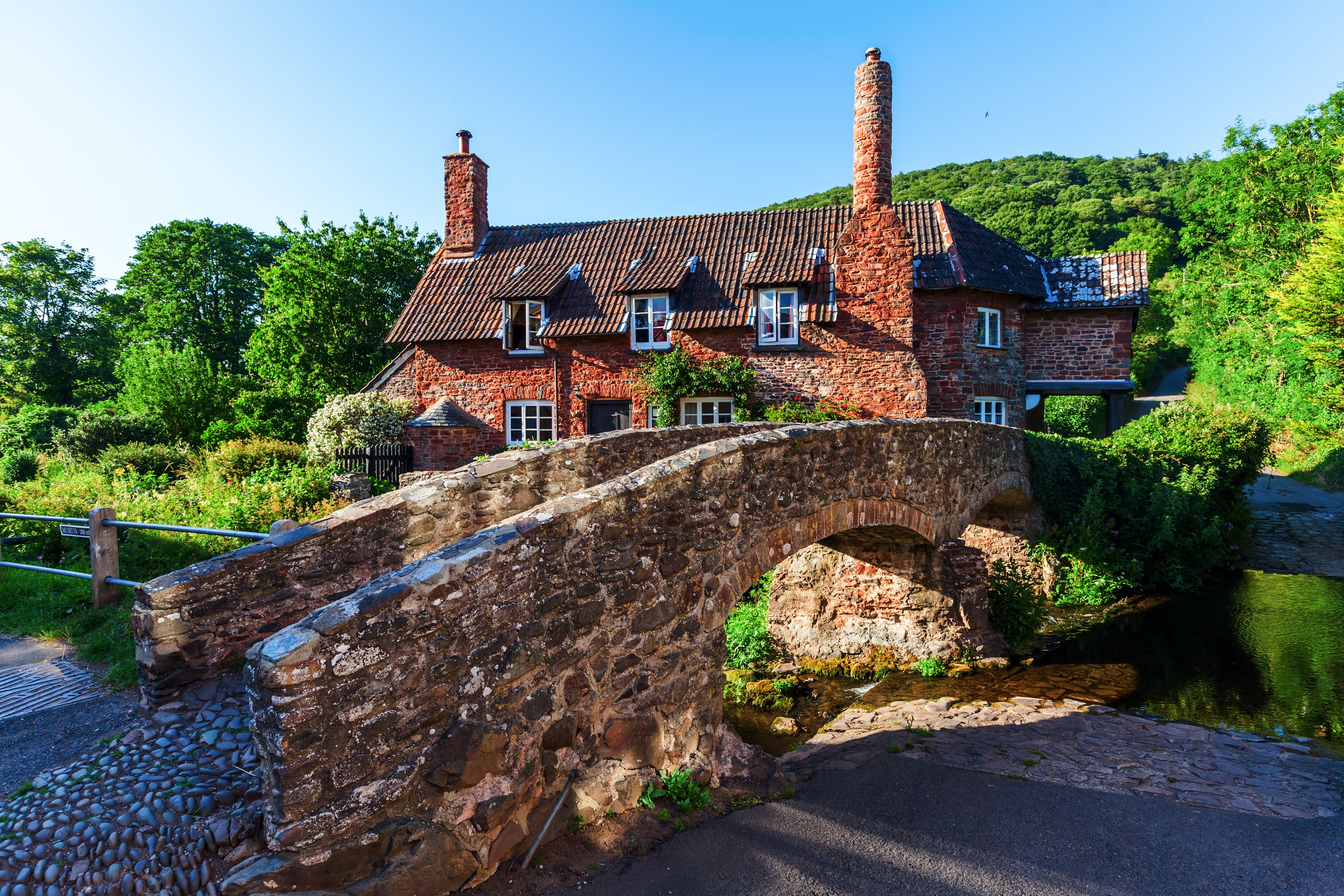 malerisches Cottage mit Packpferdbrücke in Allerford, Somerset, England