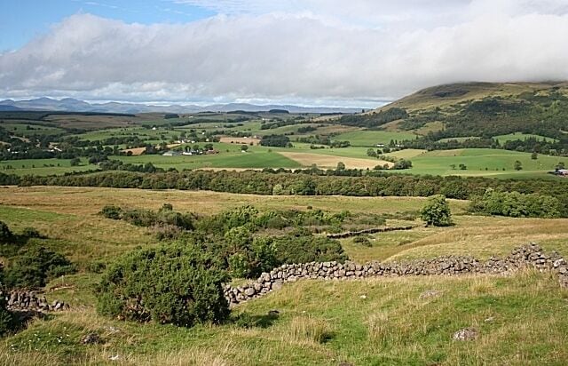 View from the Kilewnan Burn The drystane dyke is marked on the 1:25,000 map, and the foreground is in this square. However it is the distant view to the north which catches the eye. On the right are the Fintry Hills.