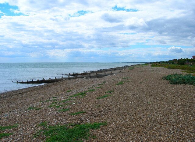 Kingston Gorse Beach Looking westwards from the eastern edge of the grid square. The greensward which separates the beach from the houses in Jingston Gorse is to the right.