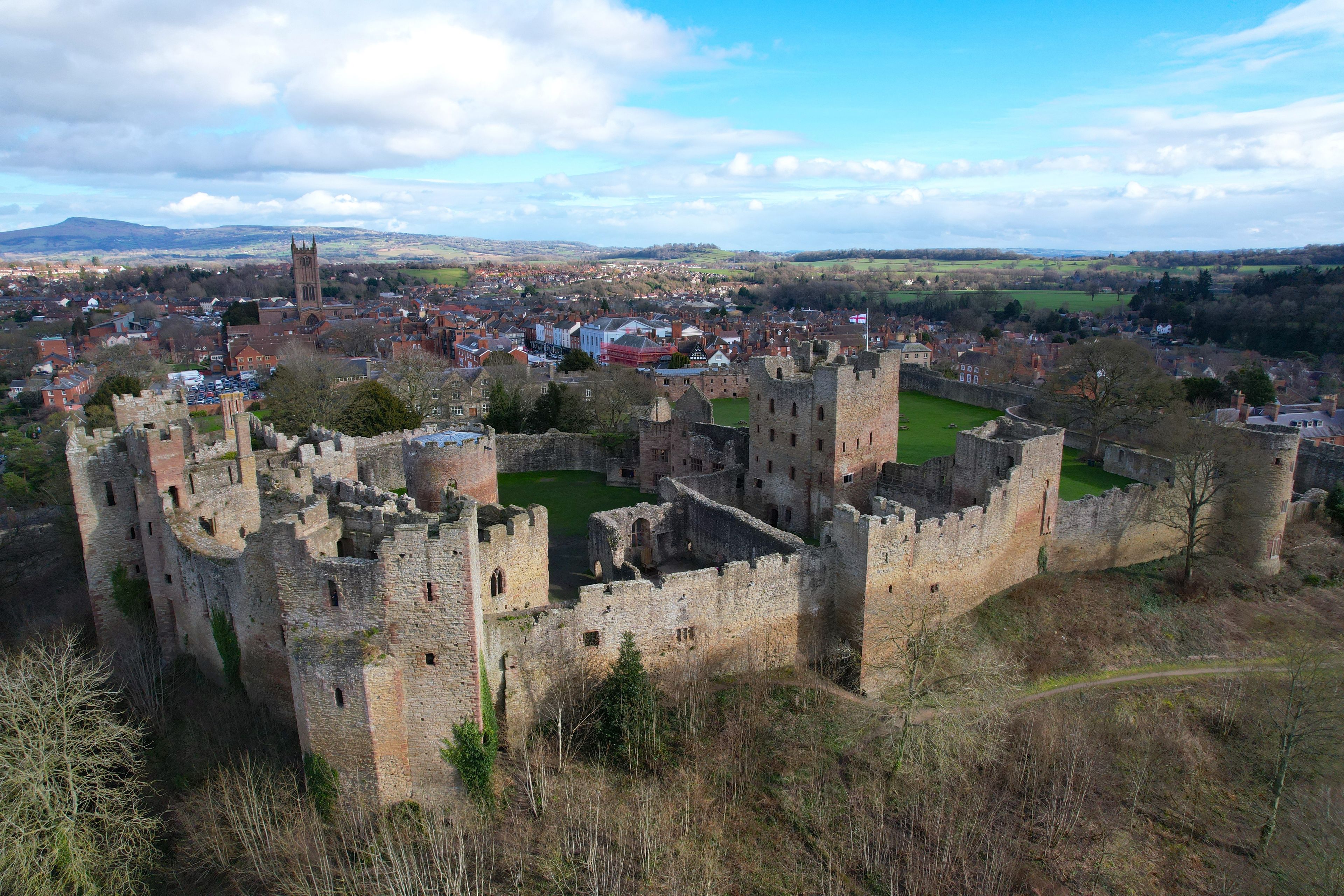Un castillo histórico rodeado por un pueblo.