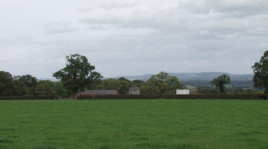Farm buildings at "The Fields" , Twining Hill. Coming up the bank from Erbistock Twining Hill brings us into the less wooded and open country of the Wynnstay Estate.