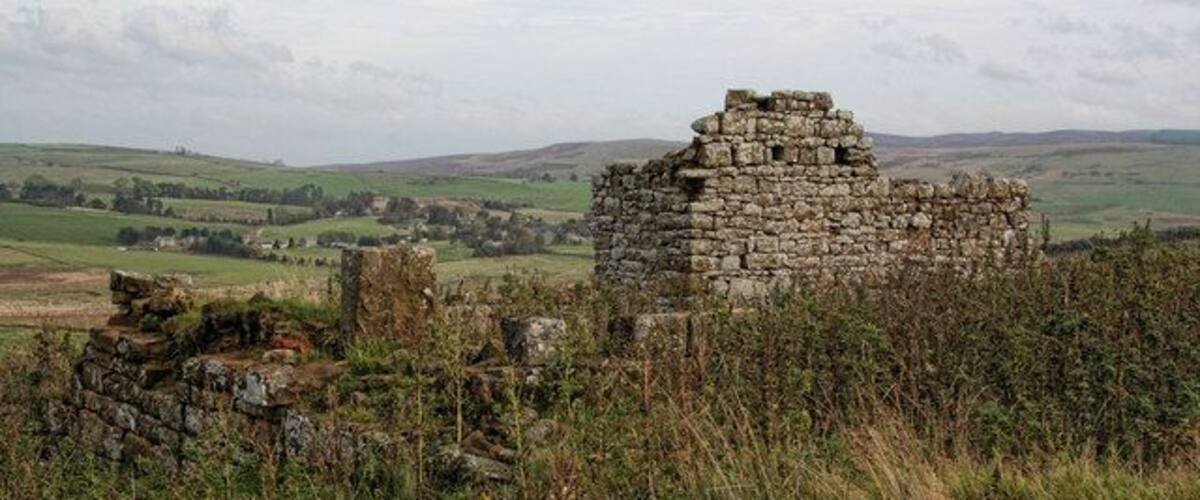 Knightside The derelict farm at Knightside on Castle Hill.
