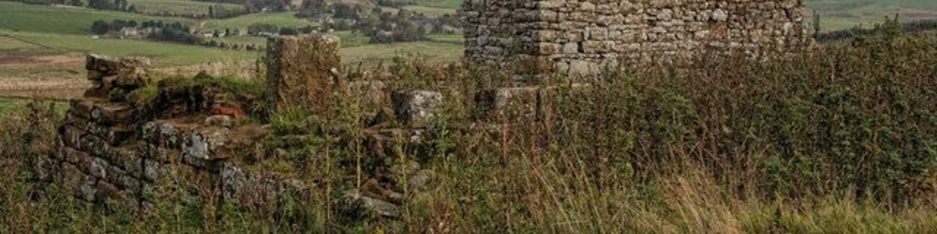 Knightside The derelict farm at Knightside on Castle Hill.